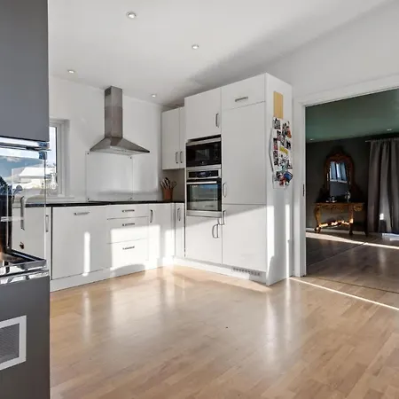 아파트 3 Bedroom Awesome In Nesttun *